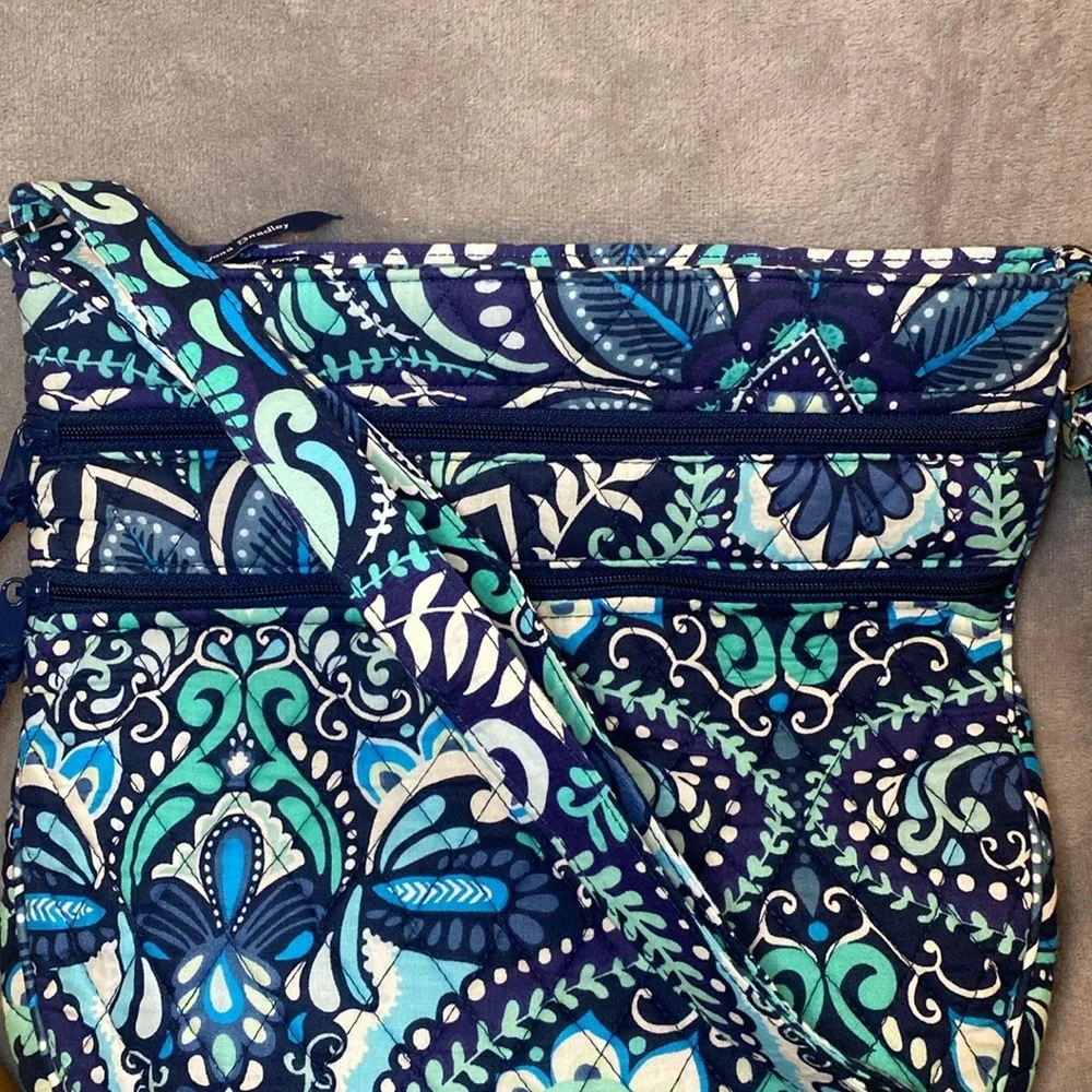 💙🏝️VERA BRADLEY💙🏝️Blue Island Medallion Triple Zip Hipster & RFID Wristlet/ NWOT